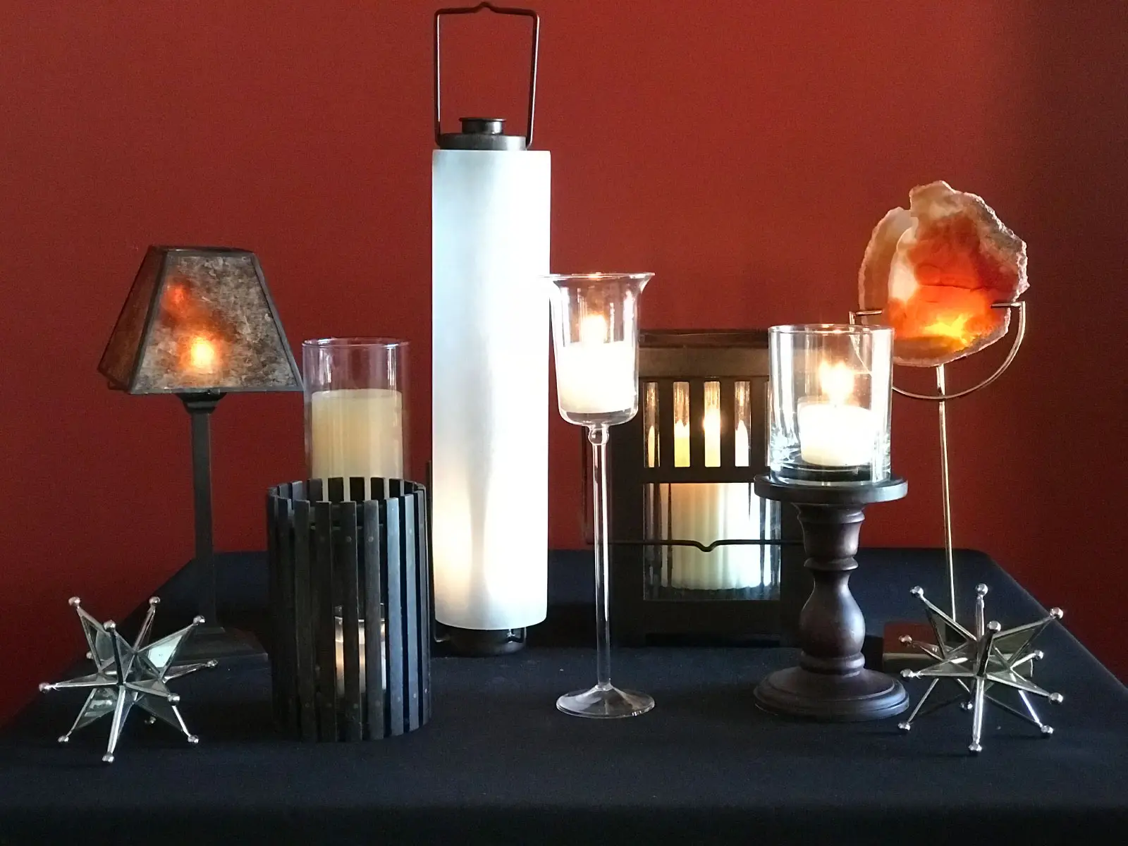 Sets of candles, star decorations and lamp centerpieces